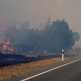 Bomberos trabajan en la extinción del incendio, declarado ayer en los municipios abulenses de Navalacruz y Cepeda de la Mora y La Parra