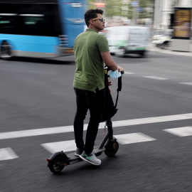 27/11/2023 - Foto de archivo de un hombre montando en patinete en Madrid.