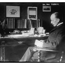 El físico alemán Max Planck en su despacho.