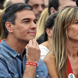 El presidente del Gobierno, Pedro Sánchez y su esposa, Begoña Gómez, en una foto de archivo del 21 de julio de 2023, días previos a las elecciones generales.