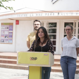 10/06/2023 - Maria Sirvent, portaveu del consell polític de la CUP, amb els diputats al Congrés Mireia Vehí i Albert Botran.