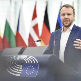 El eurodiputado Daniel Freund durante la exposición del informe adjunto a la creación del nuevo órgano del Parlamento Europeo