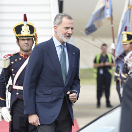 El rey Felipe VI, a su llegada al aeropuerto de Ezeiza, en Buenos Aires, a 9 de diciembre de 2023.