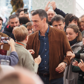 El secretario general del PSOE y presidente del Gobierno, Pedro Sánchez, saluda a su llegada a un acto de presentación de candidatos a las elecciones municipales, en la Cúpula del Milenio, a 21 de enero de 2023, en Valladolid, Castilla y León (España