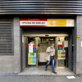 Un hombre sale de una oficina de empleo en Madrid, a 4 de octubre de 2022.