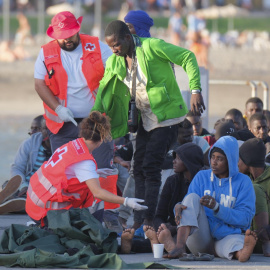 Salvamento rescata a un centenar de migrantes en un cayuco en Tenerife, a 20 de abril de 2024