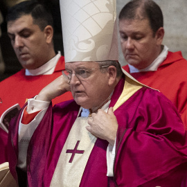 El cardenal Raymond Burke celebra una misa por el fallecimiento del cardenal Joseph Levada.