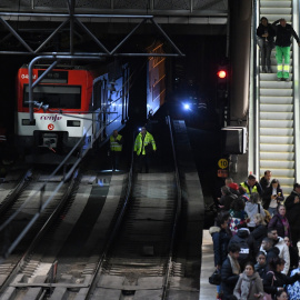 Un tren descarrilado en la estación de Puerta de Atocha-Almudena Grandes, a 5 de diciembre de 2023, en Madrid