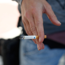 Sanidad propone subir los impuestos del tabaco y prohibir fumar en los coches