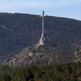 La cruz del Valle de Cuelgamuros desde el embalse de La Jarosa, a 21 de abril de 2023, en Guadarrama, Madrid.