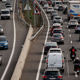 Varios coches circulan por la A3, a 5 de diciembre de 2023, en Madrid (España).