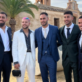 11/06/2023 - Borja Iglesias y Aitor Ruibal posan junto a otros deportistas del Betis en una boda.