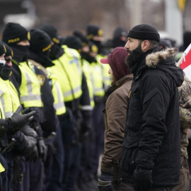 La policía canadiense se despliega el 12 de febrero de 2022 para mover a los manifestantes que bloquean el acceso al Puente Ambassador