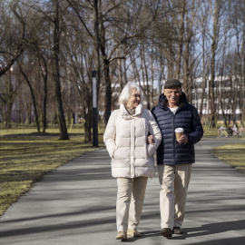 Vista de dos personas mayores caminando en un parque (archivo)