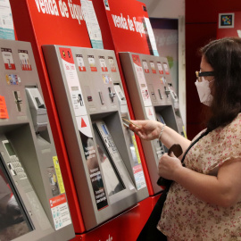 Una usuària comprant un abonament al metro de Barcelona el primer dia amb bonificacions