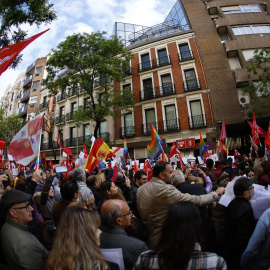 Simpatizantes del PSOE se concentran en los alrededores de la sede socialista de Ferraz para mostrar su apoyo al presidente del Gobierno, Pedro Sánchez, en el marco de la celebración de un Comité Federal del partido