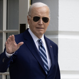 El presidente estadounidense, Joe Biden, saluda mientras sale de la Casa Blanca