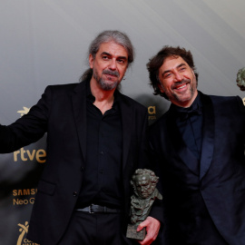 12/02/2022 El director Fernando León de Aranoa y el actor Javier Bardem posan con los Goya conseguidos en la gala de la 36 edición de los Premios Goya que se ha celebrado en el Palau de les Arts de Valencia