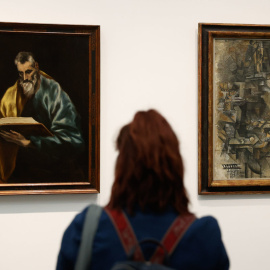 Una visitante observa algunos de los cuadros que se exhiben en una exposición del Museo del Prado.