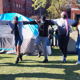 Estudiantes propalestina bailan un tradicional baile popular en simbología a su apoyo al pueblo palestino en la Universidad Northeastern en Boston (EEUU).