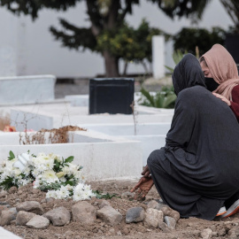 Vestida completamente de negro, Cadi, la madre de Yamila, acompañó a la pequeña, de cinco años, en su último adiós en el cementerio de San Lázaro, en Las Palmas de Gran Canaria