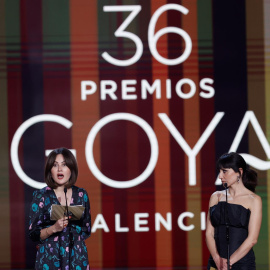 La directora afgana Sahraa Karimi (i) y la actriz Marian Álvarez durante la gala de la 36 edición de los Premios Goya