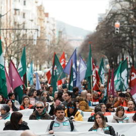 Decenas de personas con una pancarta durante una manifestación en bajo el lema: ‘A favor del servicio público, consensuar aquí los salarios y el empleo’, el 12 de marzo de 2024, en Bilbao.