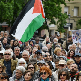 Decenas de personas en una concentración del mundo de la cultura para exigir el alto al fuego en Gaza, en la Plaza del Museo Reina Sofía, a 27 de abril de 2024.