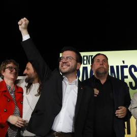 (I-D) Los miembros de ERC, Anna Simó, Jordi Albert, el Pere Aragonès, Oriol Junqueras y Mar Besses, durante un mitin del partido en L'Hospitalet de Llobregat, el 27 de abril de 2024.