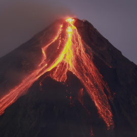 16/06/2023 - El volcán Mayon arroja cenizas y lava en la ciudad de Legaspi, provincia de Albay, Filipinas, a 16 de junio de 2023.