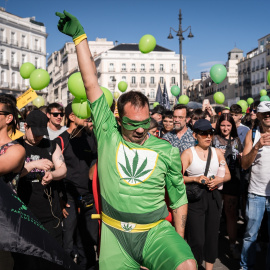 Un hombre disfrazado de superhéroe marcha para defender los derechos de la comunidad cannábica organizada por ConFAC, desde la Puerta del Sol, a 6 de mayo de 2023, en Madrid (España).