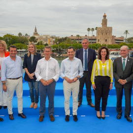 Alberto Núñez Feijóo y Juan Manuel Moreno Bonilla, con los alcaldes del PP en las capitales andaluzas.