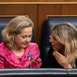 La vicepresidenta segunda y ministra de Economía, Nadia Calviño, y la vicepresidenta segunda y ministra de Trabajo y Economía Social, Yolanda Díaz, conversan durante el acto de jura de la Constitución ante las Cortes Generales, en el Congreso de los 