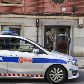 16/06/2023 - Un coche policial frente al lugar de los hechos.