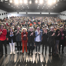 Fotografía de familia tras la celebración del acto del mundo de la cultura por la legitimidad democrática, el respeto y la convivencia