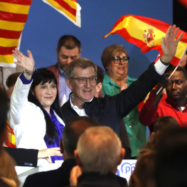 Montse Berenguer, candidata del PPC a Lleida, i el president del PP, Alberto Núñez Feijóo, al míting electoral a la Llotja de Lleida.