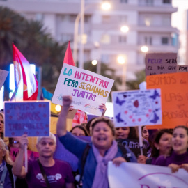 Cientos de personas durante una manifestación con motivo del Día Internacional de la Mujer, a 8 de marzo de 2023, en Las Palmas de Gran Canaria, Gran Canaria, Canarias, (España)