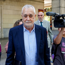 El expresidente de la Junta de Andalucía, José Antonio Grinán saliendo de los juzgados, a 18 de mayo de 2023, en Sevilla.