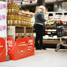 Una mujer hace la compra en un supermercado. Imagen de Archivo.