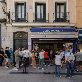 Varias personas hacen cola para comprar en la administración de loterías Doña Manolita, a 20 de septiembre de 2023, en Madrid.