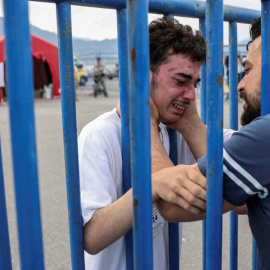 Un superviviente palestino del naufragio en el mar Jónico se abraza con su hermano, llegado desde Países Bajos para localizarlo en la ciudad griega de Kalamata.