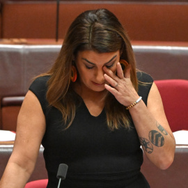 La senadora independiente Lidia Thorpe durante su intervención en el Parlamento de Canberra, Australia, el 15 de junio de 2023.