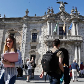 Estudiantes acuden a la universidad de Sevilla, antiguo Colegio de Santa María de Jesús.