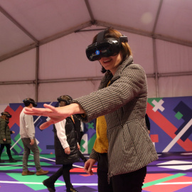 Una dona participa de l'experiència en realitat virtual del SX3 'Il·lusions'