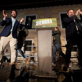 13/02/2022.- El presidente de Vox, Santiago Abascal (d), y el candidato de esta formación a la Presidencia de la Junta de Castilla y León, Juan García-Gallardo (i), valoran los resultados electorales autonómicos, hoy domingo en Valladolid. Vox ha pasa