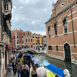 Foto de archivo de grandes grupos de turistas en el centro de Venecia, a 19 de mayo de 2023.