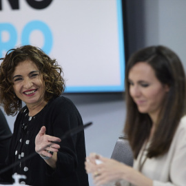 La ministra de Hacienda, María Jesús Montero; y la exministra de Derechos Sociales y Agenda 2030, Ione Belarra, comparecen en una rueda de prensa, a 20 de abril de 2021.