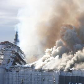 Un incendio de origen desconocido arrasa el histórico edificio de la bolsa de Copenhague