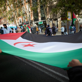 Varias personas sujetan una bandera durante una manifestación en apoyo al Sahara Occidental, desde Atocha a la plaza de Jacinto Benavente, a 11 de noviembre de 2023