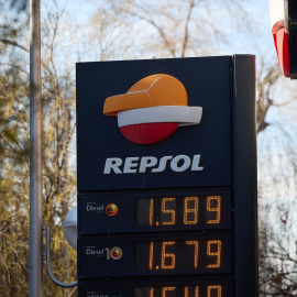 Precios en una gasolinera de Repsol, a 27 de diciembre de 2023, en Madrid (España).